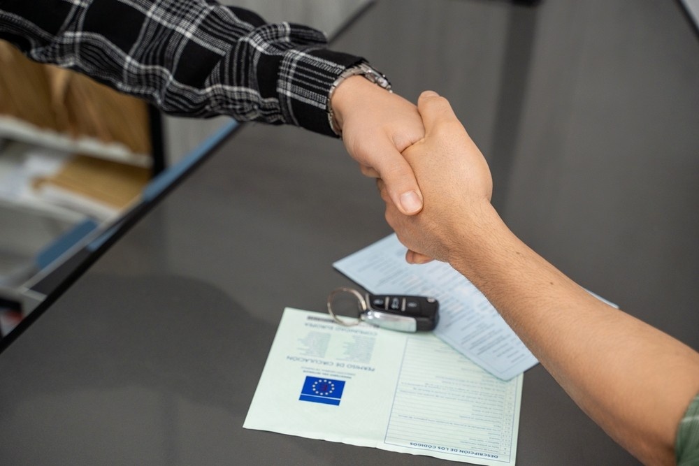 persoane care incheie tranzactia pentru o masina
