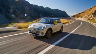 Mini Cooper SE, primul model electric al mărcii, a ales Transfăgărășanul pentru o sesiune foto specială