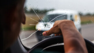Circulația cu o mașină cu parbriz spart: ce prevede legea