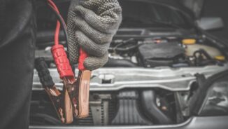 Baterie descărcată: cum se dă curent la mașină prin cabluri